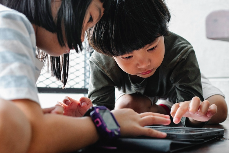 Studi: Screen Time pada Anak di Bawah 2 Tahun Bisa Ganggu Tumbuh Kembang