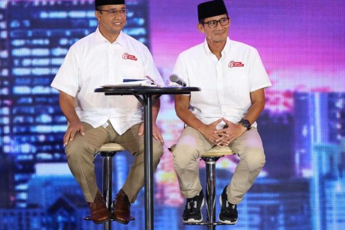 Pasangan calon gubernur dan calon wakil gubernur DKI Jakarta nomor pemilihan tiga, Anies Baswedan dan Sandiaga Uno, saat tampil dalam debat yang diselenggarakan KPU DKI di Hotel Bidarakara, Jakarta, Jumat (10/2/2017).