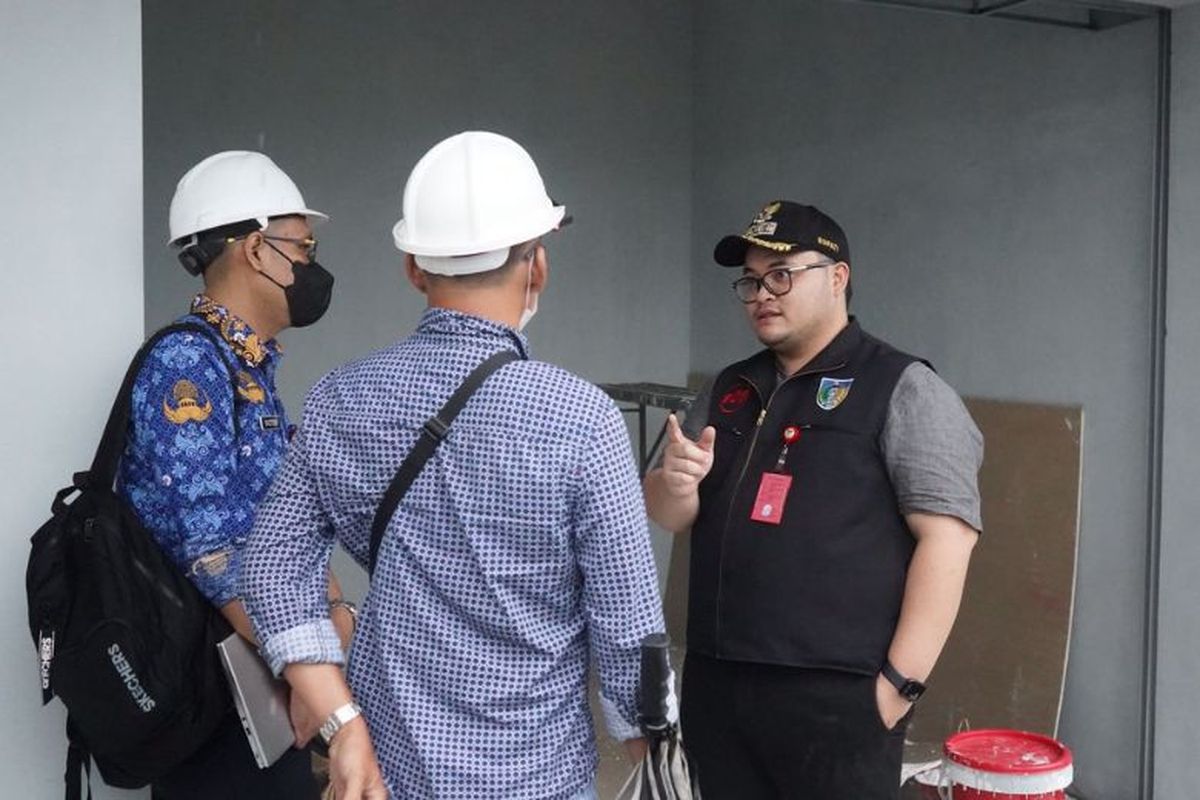 Mas Dhito menegaskan pihak pekerja dan pengawas untuk menggunakan material berkualitas yang sesuai dengan dokumen perencanaan. 