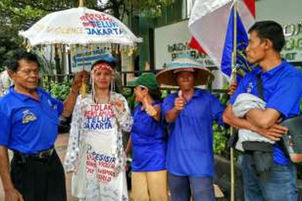 Nelayan dari Muara Angke menggunakan kostum penanda menolak reklamasi dan seragam Komunitas Nelayan Tradisional (KNT) Muara Angke dalam aksi bersama BEM UI di depan Gedung Kementerian Bidang Kemaritiman, Jakarta Pusat, Selasa (13/9/2016).