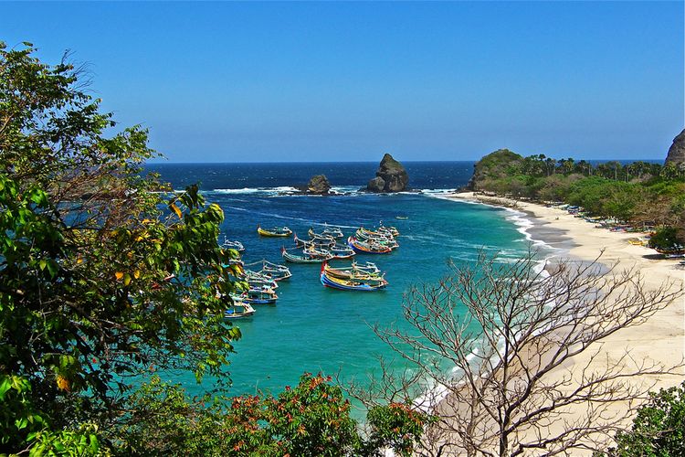 Pantai Papuma, salah satu destinasi wisata di Jember, Jawa Timur.