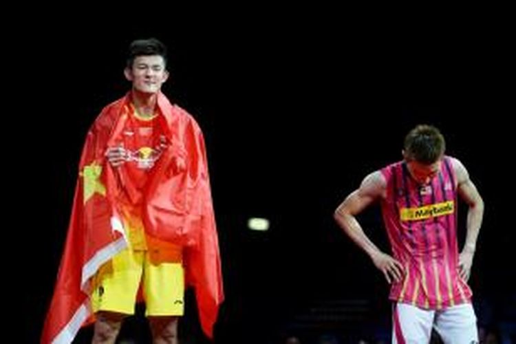 Pemain tunggal putra Malaysia, Lee Chong Wei (kanan) tertunduk saat berdiri di atas podium kedua, berdampingan dengan pemain Tiongkok, Chen Long, yang keluar sebagai juara. Keduanya bertemu pada laga final Kejuaraan Dunia 2014 di Kopenhagen, Denmark, Minggu (31/8/2014).