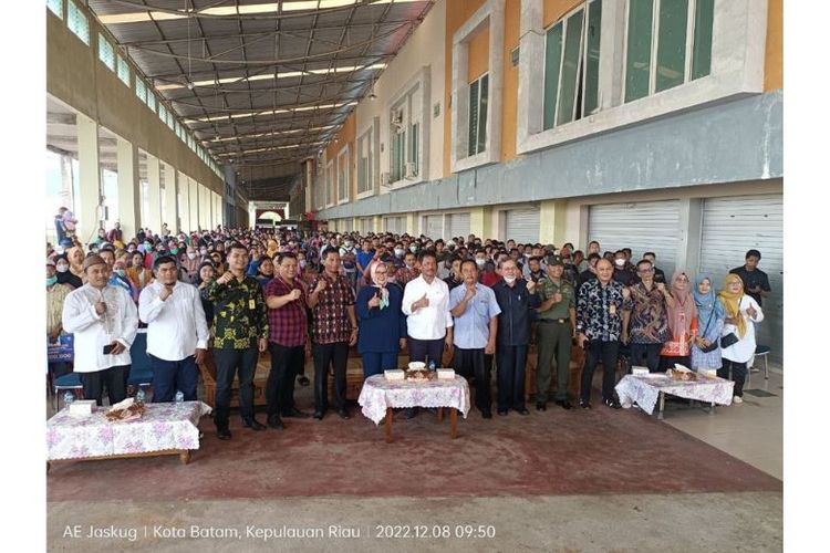 Pemkot Batam dan Pos Indonesia dalam acara penyaluran BLT di Batam. 