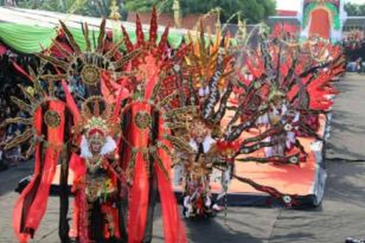 Banyuwangi Ethno Carnival 2014 yang mengambil tema 'The Mystic Dance of Seblang Banyuwangi'