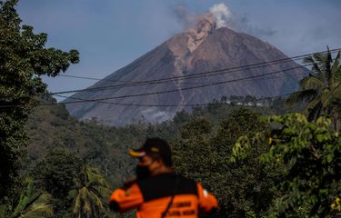 Gunung Semeru mengeluarkan lava pijar terlihat dari Desa Sumber Mujur, Candipuro, Lumajang, Jawa Timur, Kamis (10/12/2021). Hasil pengamatan Pusat Vulkanologi dan Mitigasi Bencana Geologi (PVMBG) laporan per 6 jam tanggal 10 desember pukul 12.00 - 18.00 Wib terjadi 2 kali gempa hembusan dengan amplitudo 2 mm yang berdurasi 30-35 detik.