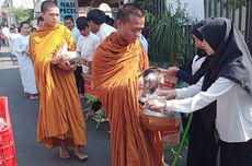 Puluhan Biksu Lakukan Pindapata di Kota Magelang Sebelum ke Candi Borobudur