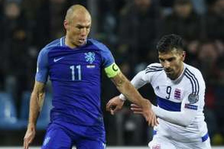 Pemain Belanda, Arjen Robben (kiri), tampil dalam laga kualifikasi Piala Dunia 2018 zona Eropa, di Stade Josy Barthel, Minggu (13/11/2016) atau Senin dini hari WIB.