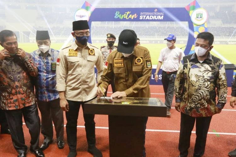 Gubernur Banten Wahidin Halim saat menandatangani prasasti saat meresmikan Banten International Stadium (BIS)