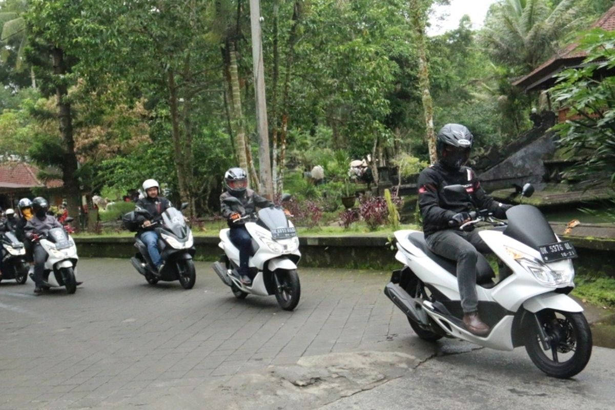 Touring dan Bakti Sosial ala Komunitas Honda PCX