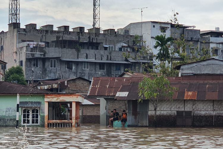 Sebagian besar wilayah di Medan terendam banjir sejak Minggu malam.
