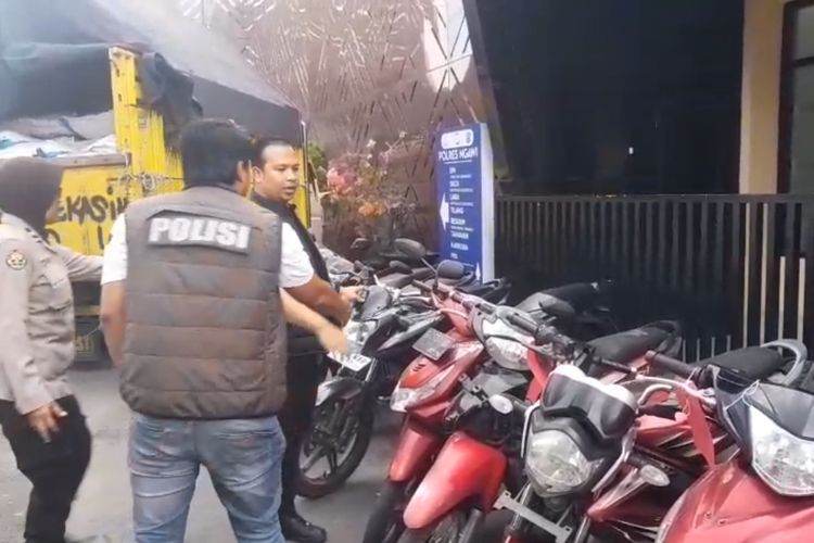Kasat Reskrim AKP Aris Gunadi menunjukkan barang bukti sepeda motor yang disita dari tangan tersangka ES, pelaku pencurian yang sudah beraksi di 30 lokasi berbeda di Jawa Timur.