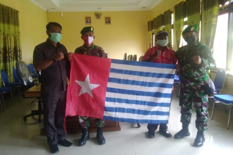 Warga suku Sough di Kampung Wesiri secara sukarela menyerahkan bendera bintang kejora, di Gedung Sasana Karya Pemda Teluk Bintuni, Papua Barat.