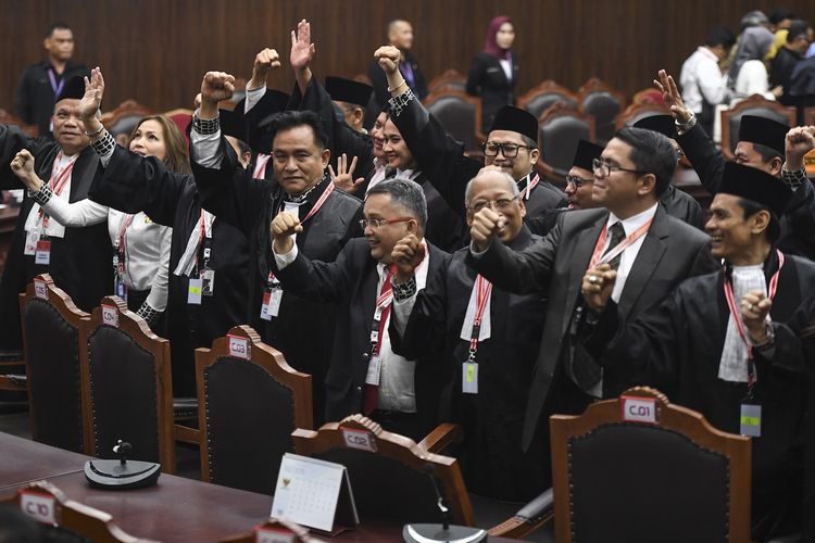 Tim kuasa hukum pasangan Calon Presiden dan Calon Wakil Presiden nomor urut 01 selaku pihak terkait meluapkan kegembiraan seusai sidang Perselisihan Hasil Pemilihan Umum (PHPU) Presiden dan Wakil Presiden 2019 di Gedung Mahkamah Konstitusi, Jakarta, Kamis (27/6/2019). Majelis Hakim MK menolak seluruh permohonan dari tim hukum pasangan Calon Presiden dan Calon Wakil Presiden nomor urut 02 atau pihak pemohon. ANTARA FOTO/Hafidz Mubarak/aww.