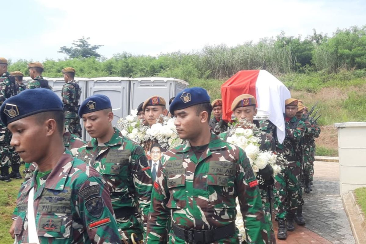 Pemakaman pengacara Hotma Sitompul dilakukan secara militer di San Diego Hills, Karawang, Jawa Barat, Sabtu (19/4/2025).