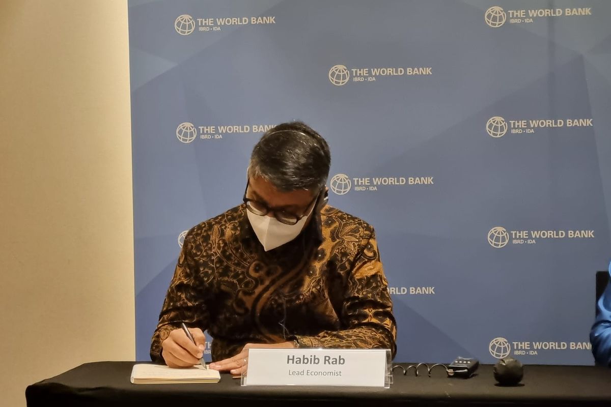 Kepala Ekonom Bank Dunia untuk Indonesia dan Timor-Leste Habib Rab saat konferensi pers di Energy Building, Jakarta, Kamis (15/12/2022).