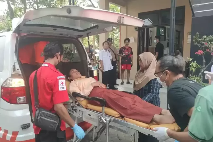 Anak Terkulai Lemas Usai Santap Nasi Goreng MBG, Orang Tua Siswa SMAN 3 Nganjuk Panik Dampingi di RS