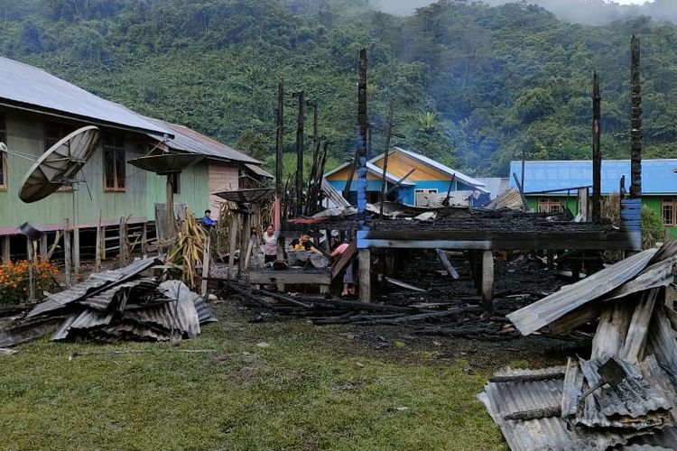 Puing sisa kebakaran rumah eks kades Duyan kecamatan Lumbis Hulu Nunukan Kaltara. Kebakaran berasal dari kayu bakar di dapuan/dapur yang masih menyisakan bara api