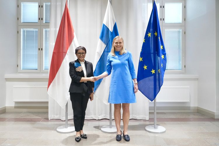 Menteri Luar Negeri RI Retno Marsudi bersama Menlu Finlandia Elina Valtonen di Helsinki Finlandia, Rabu (13/6/2024)