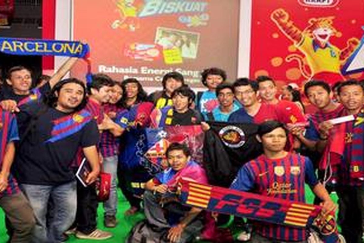 Para fans Barcelona yang tergabung dalam Indo Barca menyaksikan pemain idolanya Cesc Fabregas yang sedang berkunjung ke Indonesia di Britama Sport Mall Kelapa Gading, Kamis (5/7/2012). Cesc Fabregas datang akan bermain melakukan  pertandingan persahabatan melawan timnas Indonesia Selection di Stadion Utama Gelora Bung Karno Senayan pada sore hari.