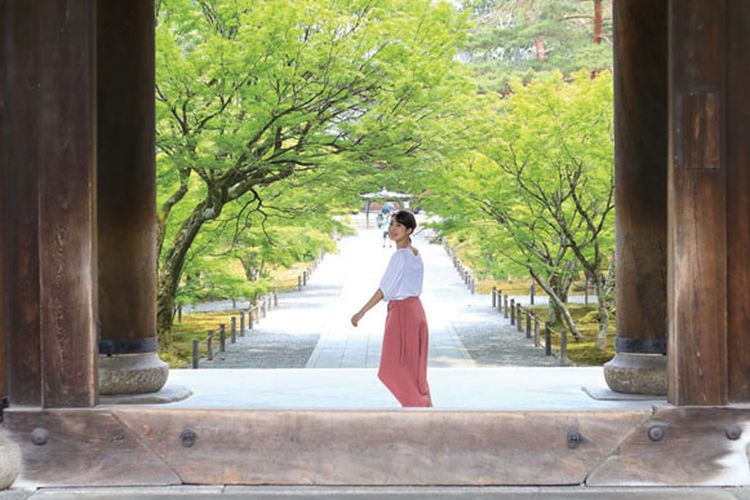 Memasuki area Kuil Nanzenji di Kyoto, Anda akan menemukan gerbang raksasa Sanmon yang menjadi salah satu dari tiga gerbang kuil raksasa di Jepang. 