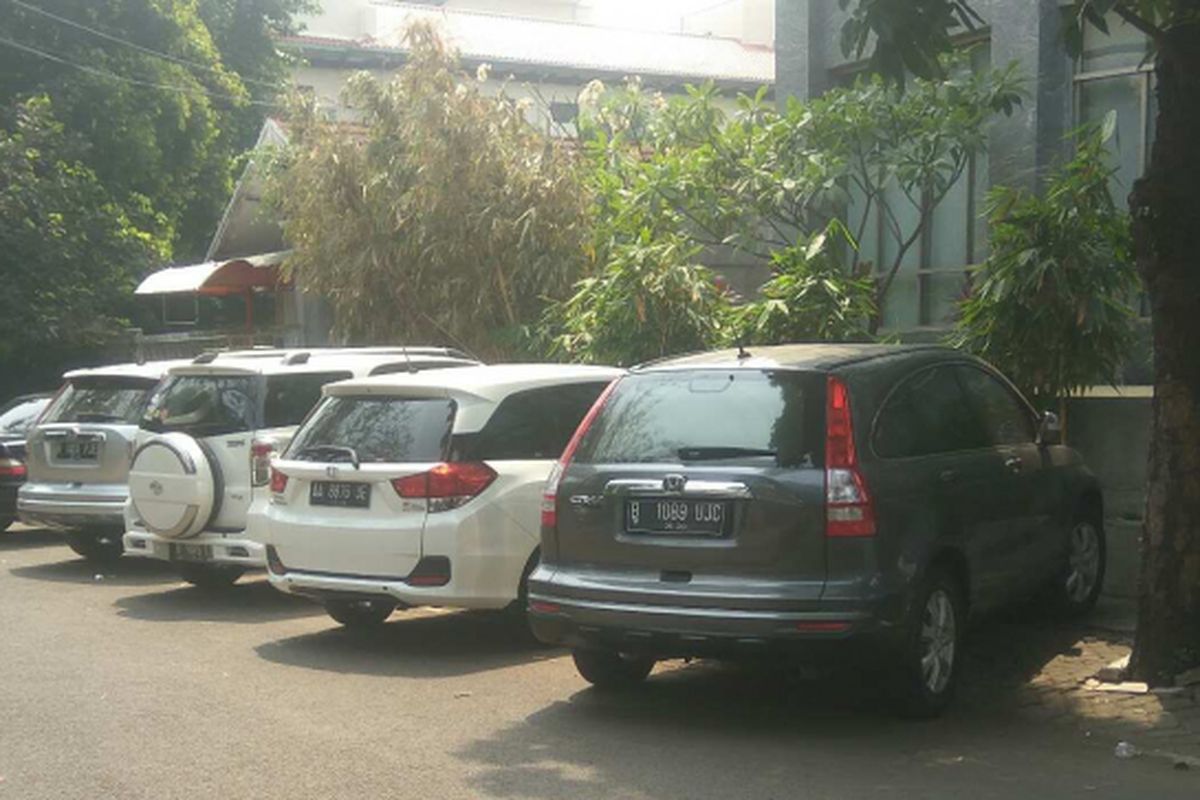 Kendaraan parkir di atas trotoar di Jalan Tirtayasa, Kebayoran Baru, Jakarta Selatan, Rabu (9/8/2017).