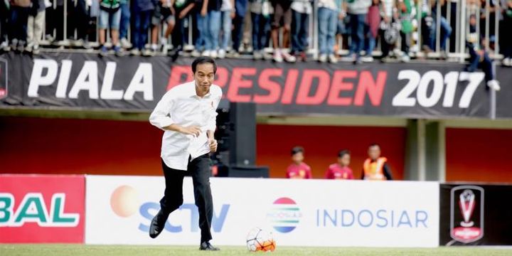 Presiden Joko Widodo membuka turnamen Piala Presiden 2017 di Stadion Maguwoharjo, Sleman, Sabtu (4/2/2017).