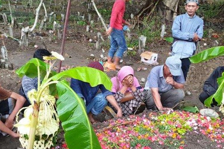 
Korban tragedi Kanjuruhan asal Jombang M.Irsyad Aljuned dimakamkan di di TPU Dusun Mernung Lor, Desa Sumbernongko, Kecamatan Ngusikan, Kabupaten Jombang, Minggu (2/10/2022). Irsyad jadi korban tewas bersama dua saudaranya yang seumuran 