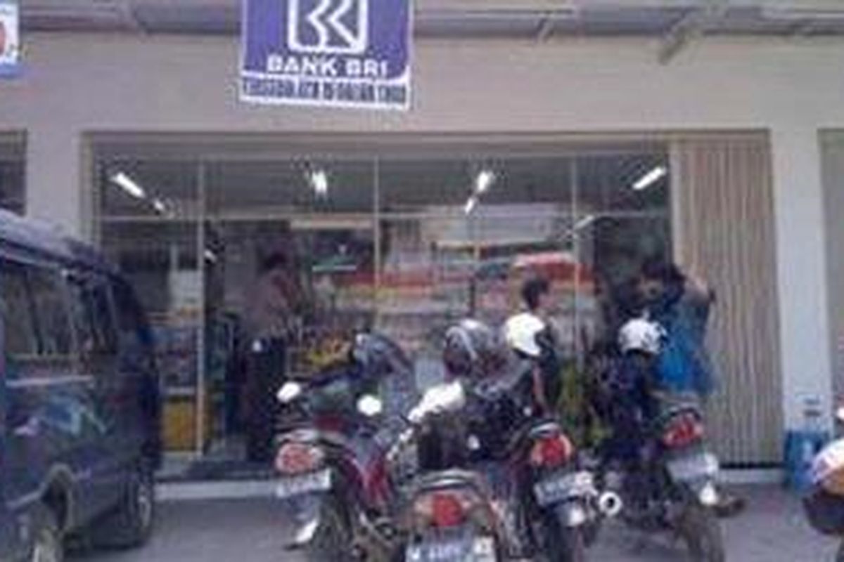 Lokasi perampokan di Indomaret Balongsari Tama Surabaya, Rabu (24/10/2012) pagi.