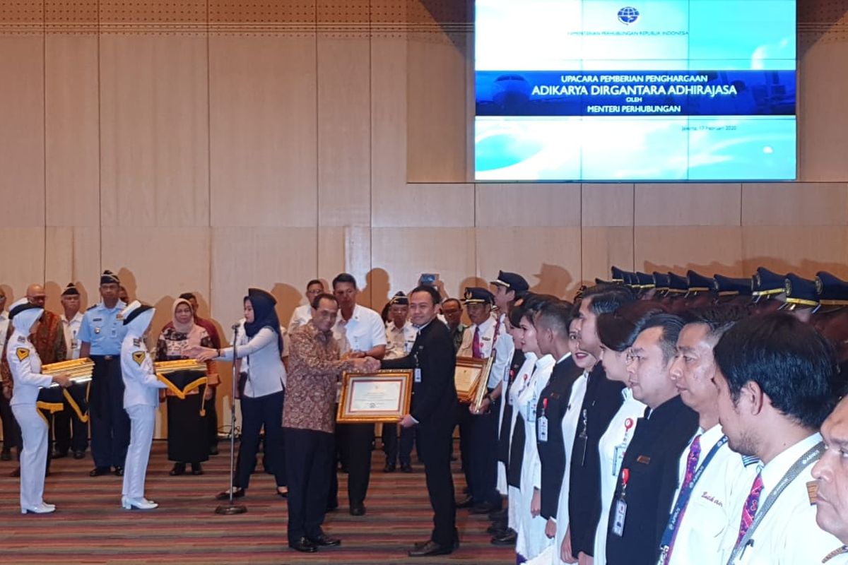 Menteri Perhubungan Budi Karya Sumadi saat memberikan penghargaan kepada awak kabin Batik Air yang ikut serta mengevakuasi WNI dari Wuhan, China di Jakarta, Senin (17/2/2020).
