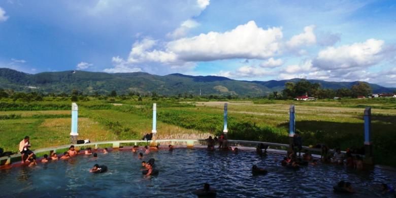 Sejumlah wisatawan menikmati Pemandian Air Soda yang terletak Desa Parbubu I, Kecamatan Tarutung, Kabupaten Tapanuli Utara, Sumatera Utara, Sabtu (17/9/2016). 