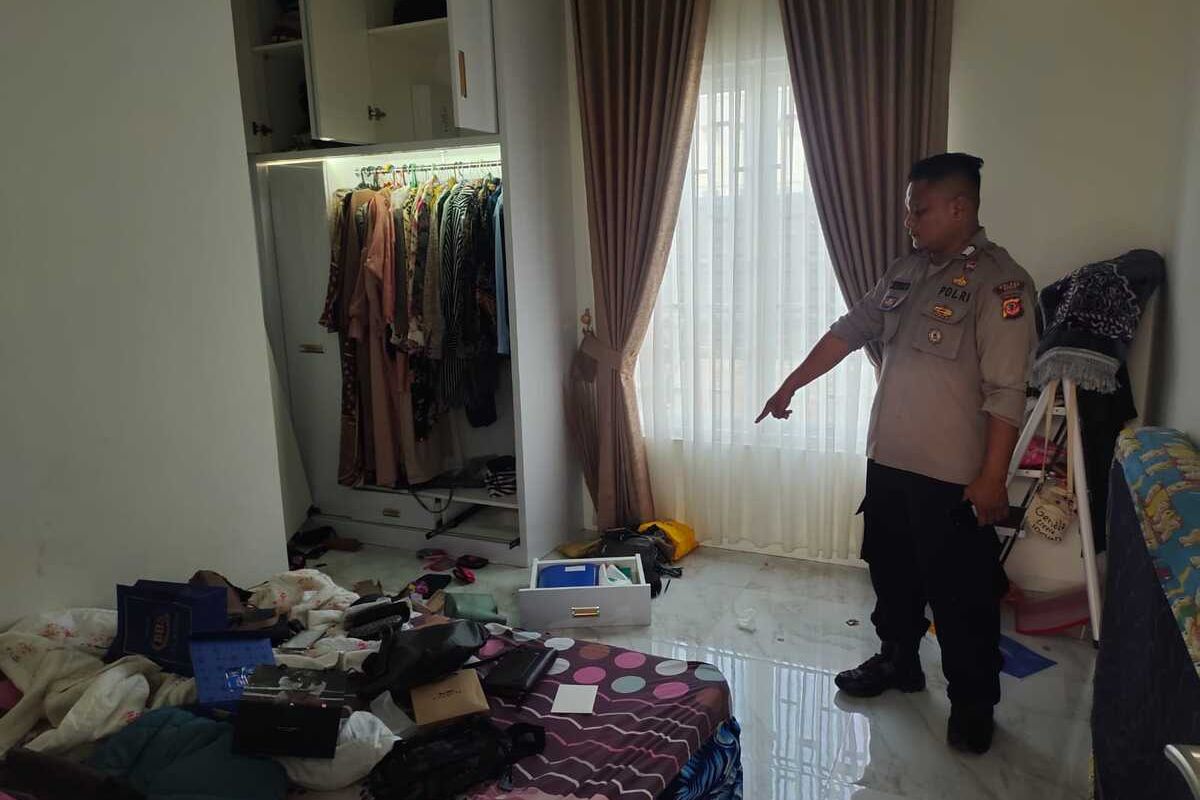 Polisi melakukan olah tempat kejadian perkara (TKP) kasus perampokan di rumah warga Kampung Mekarsari, Desa Leuwimekar, Kecamatan Leuwiliang, Kabupaten Bogor, Jawa Barat, Selasa (30/7/2024).