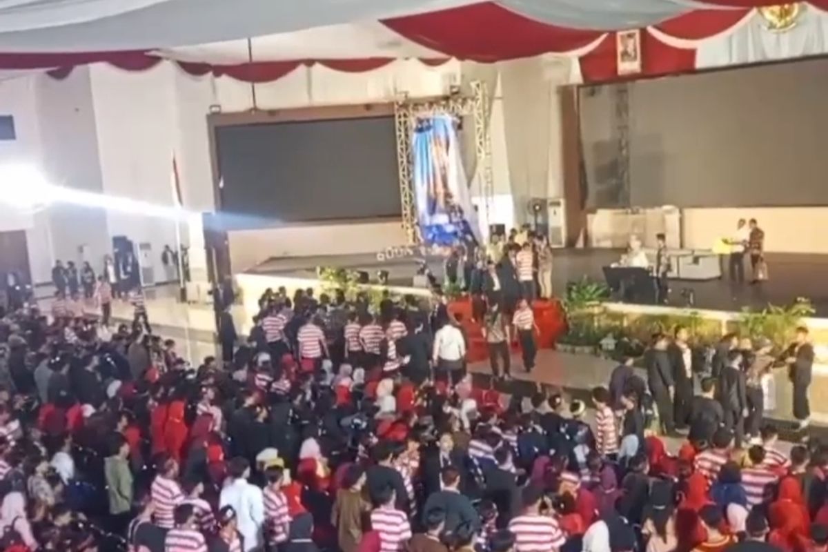 Suasana kericuhan maba dan panitia saat PKKMB UTM