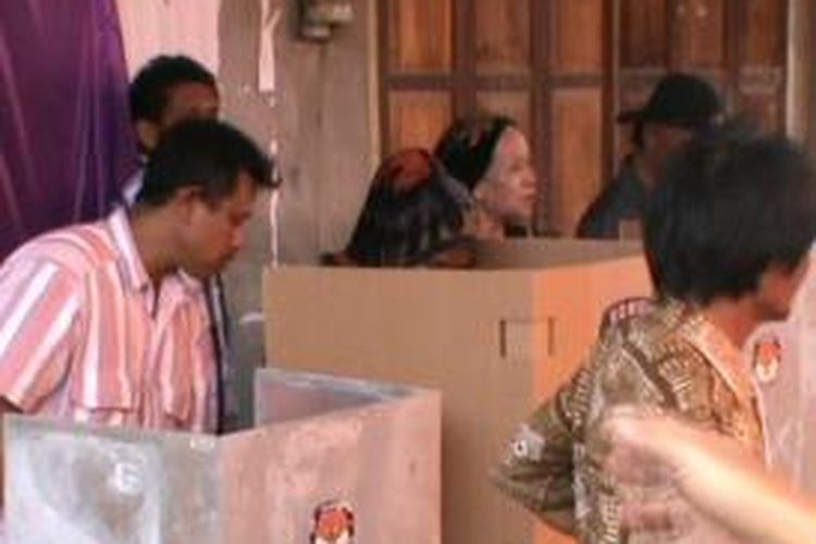 Di TPS 11 Kelurahan Sidodadi, Wonomuloyo, Polewali Mandar, Sulawesi Barat, Rabu (9/4/2014), pemilih bisa bebas berdiskusi bahkan saling mengintip surat suara tanpa ada yang melarang. Pemilih juga bahkan bisa diarahkan orang lain yang berada di belakang bilik suara.