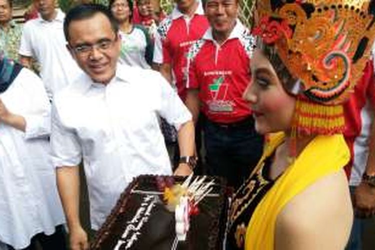 Bupati Anas saat menerima kejutan kue tart yang di bawa.penari Gandrung saat ulang tahun yang ke 43 yang bebarengan dengan pembukaan Konferensi Indonesia Berkebun Sabtu (6/8/2016)