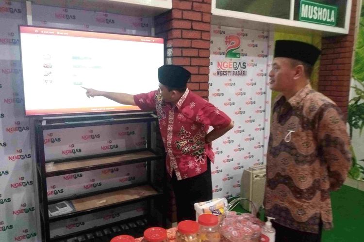 Ngesti Nugraha-Basari melihat perhitungan cepat di Posko Pemenangan Ngebas.