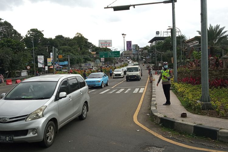 Petugas Satlantas Polres Bogor tampak memprioritaskan rekayasa satu arah atau one way menuju Jakarta untuk mengurangi kemacetan di penghujung arus balik Nataru di Simpang Gadog, Megamendung, Kabupaten Bogor, Jawa Barat Minggu (3/1/2021)