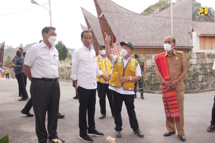 Menteri Koordinator Bidang Kemaritiman dan Investasi Luhut Binsar Pandjaitan dampingi Presiden Joko Widodo selama kunjungan kerja di Sumatera Utara, Kamis (3/2/2022).