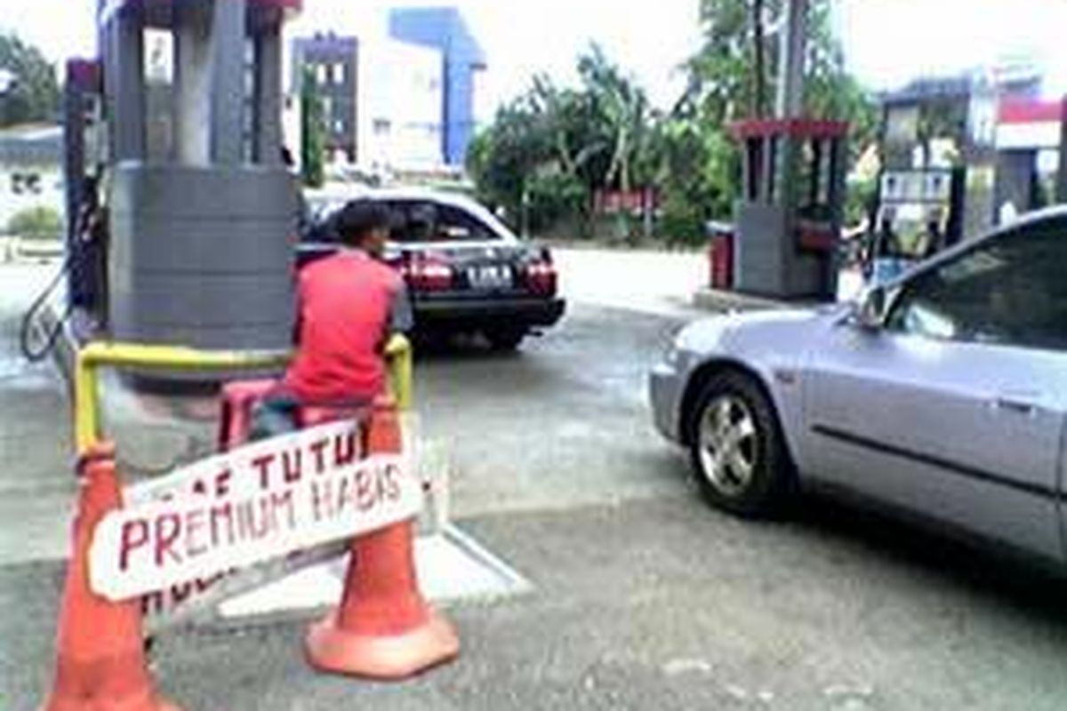 Papan pemberitahuan "Premium Habis" dipasang di jalur pengisian Premium dan Solar di SPBU perempatan TB Simatupang-Tanjung Barat ke arah Depok, Sabtu (3/1).
