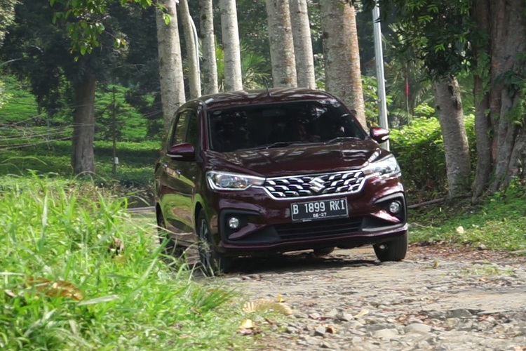 Test drive Suzuki Ertiga Hybrid di kawasan Puncak Bogor, jajal kenyamanan dan fitur mobil hybrid Suzuki