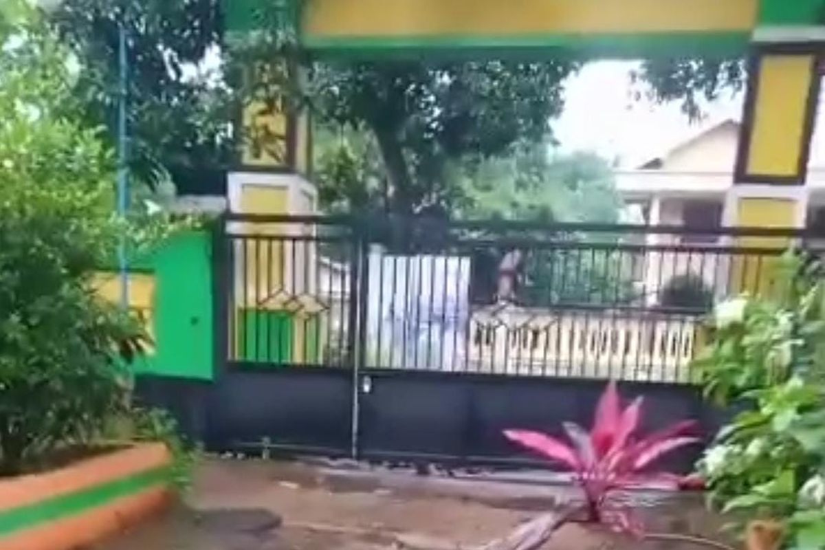 Posisi pintu gerbang kembali digembok oleh keluarga yang mengaku punya hak atas kepemilikan tamah SDN 1 Jeladri, Kecamatan Winongan, Kabupaten Pasuruan, Jum'at (27/02/2025) 
