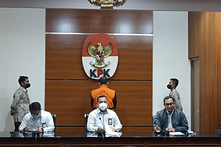 KPK mengumumkan Yustisial Mahkamah Agung (MA) Edy Wibowo sebagai tersangka dugaan suap pengurusan perkara kasasi RS Sandi Karsa Makassar 