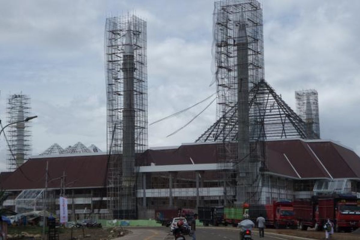 Penampakan bangunan Masjid Raya milik Pemprov DKI Jakarta yang masih dikerjakan di Jakarta Barat, Senin (6/2/2017). Penyelesaian pembangunan masjid molor dari target awal yang ditentukan Gubernur DKI Jakarta Basuki Tjahaja Purnama, yakni akhir tahun 2016.