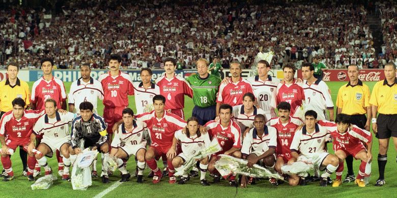 Para pemain timnas Iran dan Amerika Serikat berfoto bersama sebelum laga kedua tim pada babak penyisihan grup F Piala Dunia 1998 di Stade de Gerland, Lyon, 21 Juni 1998.