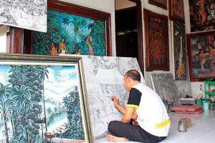 I Nyoman Jendra (49), pelukis asal Ubud, Kabupaten Gianyar, Bali, tengah sibuk menyelesaikan lukisannya di ruang pamernya, Rabu (11/12/2013). Ia salah satu pelukis yang setia mengembangkan seni lukis di Ubud yang dipengaruhi pelukis besar Walter Spies, Rudolf Bonnet, dan I Gusti Nyoman Lempad di era tahun 1930-an.