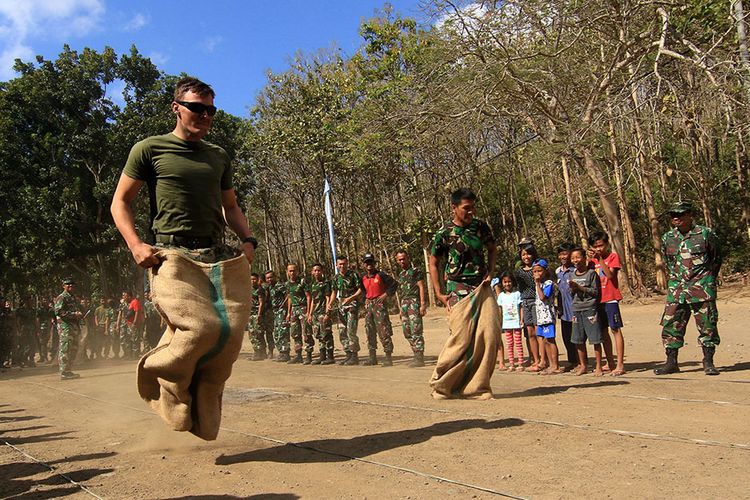 Prajurit Korps Marinir TNI AL dan Marinir Amerika Serikat (USMC) mengikuti perlombaan balap karung memeriahkan HUT ke-74 Kemerdekaan RI di Hutan Selogiri, Ketapang, Banyuwangi, Jawa Timur, Sabtu (17/8/2019). Gelaran perlombaan menyemarakkan Hari Kemerdekaan Indonesia oleh prajurit yang tergabung dalam Latihan Bersama Platoon Exchange (Platex) di medan latihan tersebut, diharapkan dapat meningkatkan profesionalisme dan kerjasama marinir kedua negara. ANTARA FOTO/Budi Candra Setya/wsj.