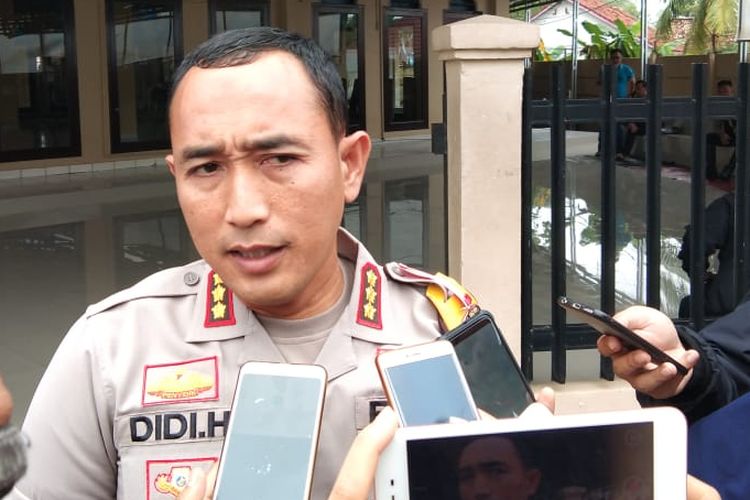 Kapolresta Palembang Kombes Pol Didi Hayamansyah saat memberikan keterangan terkait 30 tahanan yang berhasil melarikan diri, Minggu (5/5/2019).