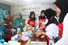 Gandeng Kemenparekraf, SCG Beri Pelatihan Pembuatan Kue Lele Kering di Desa Sukamaju Sukabumi