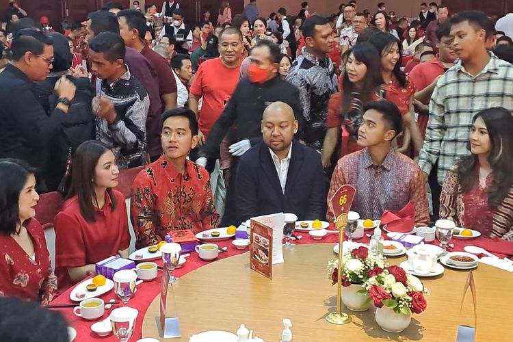 Cawapres nomor urut 2 Gibran Rakabuming Raka merayakan hari raya Imlek di Sun City, Jakarta, Minggu (11/2/2024) malam. 