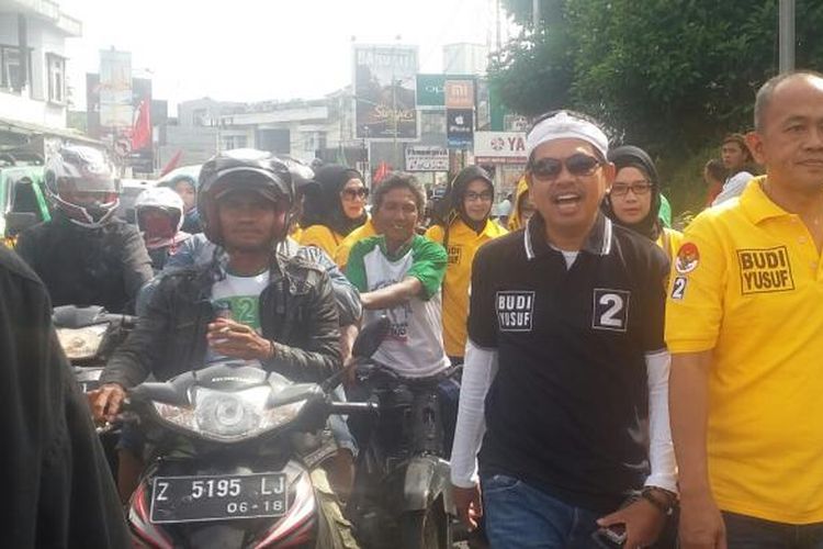 Ketua dan Sekretaris DPD Partai Golkar Jawa Barat, Dedi Mulyadi dan Ade Barkah terpaksa berjalan kaki karena terjebak macet menuju lokasi kampanye pasangan calon wali kota Budi-Yusuf di Dadaha, Kota Tasikmalaya, Minggu (5/2/2017)