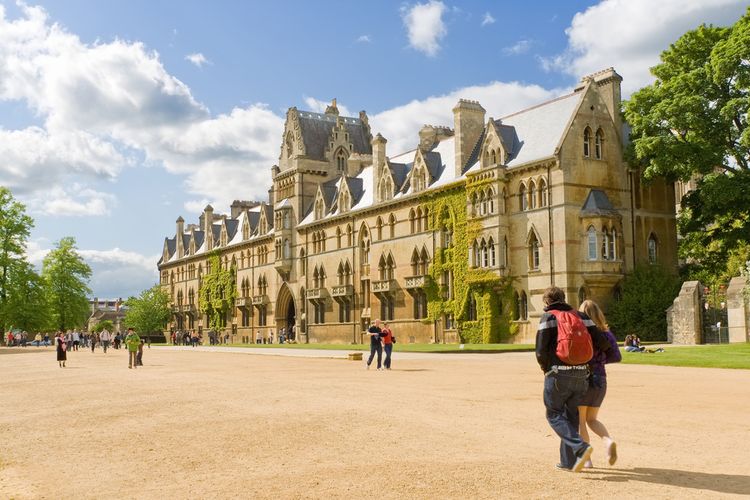 Universitas Oxford, Inggris. Universitas ini merupakan salah satu universitas tertua di dunia.